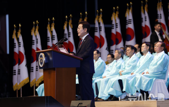 [서울=뉴시스] 최동준 기자 = 이재명 대통령이 15일 서울 종로구 세종문화회관에서 열린 제80주년 광복절 경축식에서 경축사를 하고 있다. 2025.08.15. photocdj@newsis.com