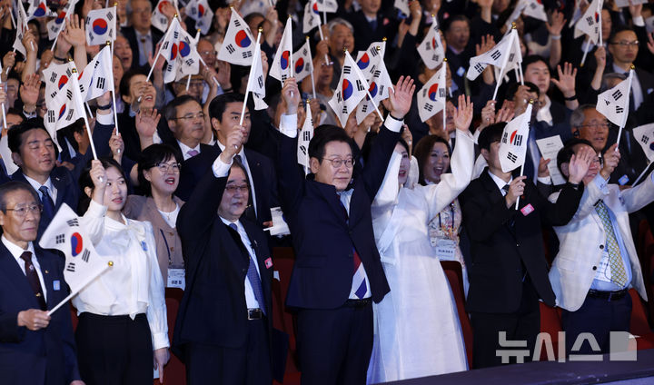 [서울=뉴시스] 최동준 기자 = 이재명 대통령과 김혜경 여사가 15일 서울 종로구 세종문화회관에서 열린 제80주년 광복절 경축식에서 참석자들과 만세 삼창을 하고 있다. 2025.08.15. photocdj@newsis.com