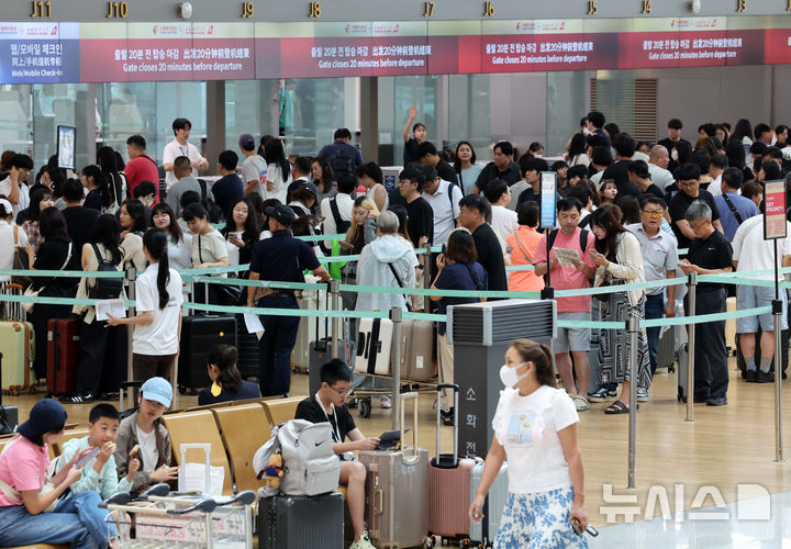 [인천공항=뉴시스] 배훈식 기자 = 광복절 연휴가 시작된 15일 오전 인천국제공항 출국장에 많은 여행객들이 출국 수속을 하고 있다. 2025.08.15. dahora83@newsis.com