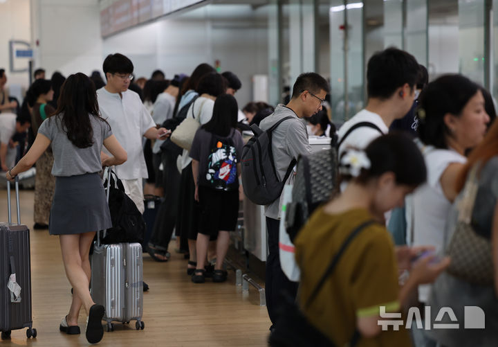 [인천공항=뉴시스] 배훈식 기자 = 광복절 연휴가 시작된 15일 오전 인천국제공항 출국장에 많은 여행객들이 출국 수속을 하고 있다. 2025.08.15. dahora83@newsis.com