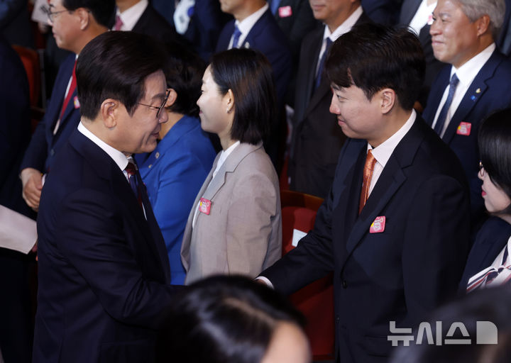 이준석, 또 AI 합성 사진으로 李·與 저격…과거 박근혜 패러디  