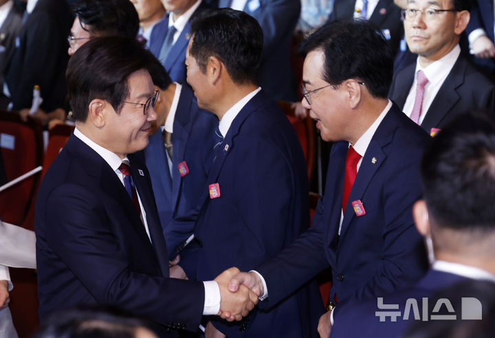 [서울=뉴시스] 최동준 기자 = 이재명 대통령이 15일 서울 종로구 세종문화회관에서 열린 제80주년 광복절 경축식을 마치고 송언석 국민의힘 비상대책위원장과 악수하고 있다. 2025.08.15. photocdj@newsis.com