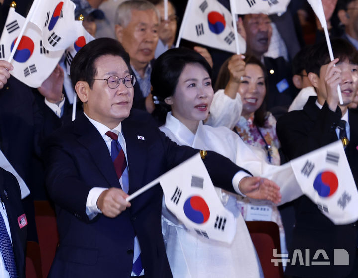 광복 80주년 기념식에서 태극기를 흔드는 김혜경 여사