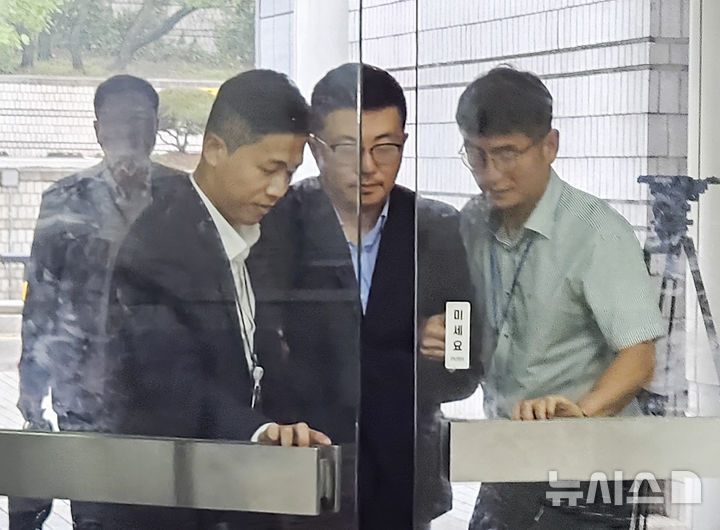 [서울=뉴시스] 오정우 기자 = 김건희 여사의 집사로 지목된 김예성씨가 15일 서울 서초구 서울중앙지법에 구속 전 피의자심문(영장실질심사)를 받기 위해 이동하고 있다. 2025.08.15. friend@newsis.com