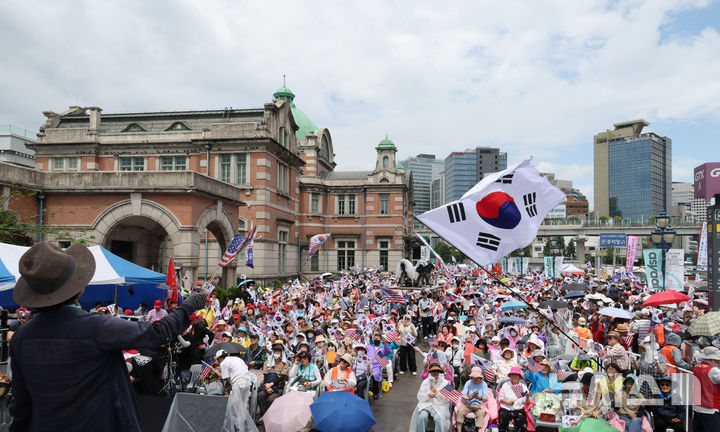 [서울=뉴시스] 김명원 기자 = 대한민국바로세우기국민운동본부(이하 대국본)가 15일 서울 중구 서울역 광장에서 광복 80주년과 건국 77주년을 기념해 국가 정상화를 주제로 국민대회를 개최하고 있다. 2025.08.15. kmx1105@newsis.com