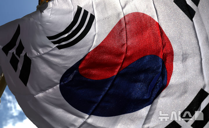 [대구=뉴시스] 이무열 기자 = 제80주년 광복절인 15일 대구의 한 아파트에 태극기가 게양돼 있다. 2025.08.15. lmy@newsis.com
