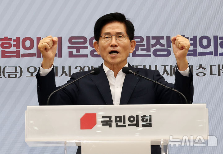 [서울=뉴시스] 김명년 기자 = 김문수 국민의힘 당대표 후보가 15일 오후 서울 여의도 국민의힘 중앙당사에서 열린 2025 원외당원협의회 운영위원장 협의회 출범식에서 발언하고 있다. 2025.08.15. kmn@newsis.com