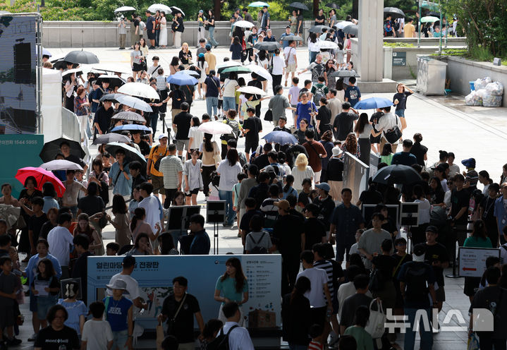 [서울=뉴시스] 이영환 기자 = 광복절인 15일 오후 서울 용산구 국립중앙박물관을 찾은 관람객들이 입장을 하기 위해 대기하고 있다. 2025.08.15. 20hwan@newsis.com