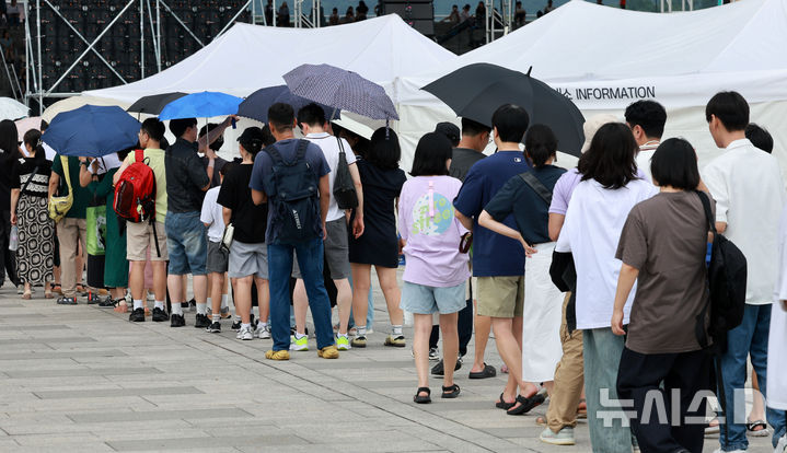 [서울=뉴시스] 이영환 기자 = 광복절인 15일 오후 서울 용산구 국립중앙박물관을 찾은 관람객들이 입장을 하기 위해 대기하고 있다. 2025.08.15. 20hwan@newsis.com