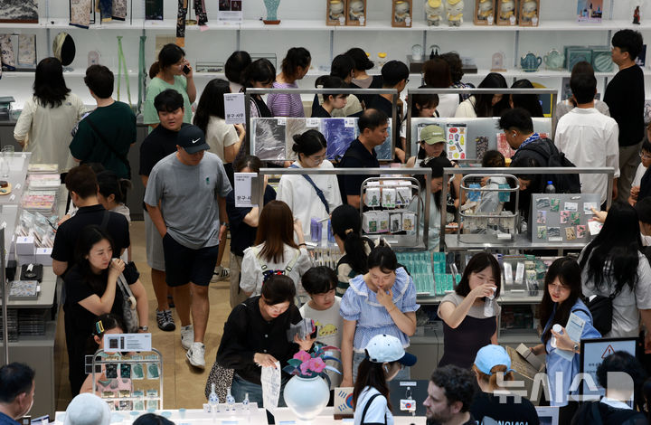 [서울=뉴시스] 이영환 기자 = 광복절인 15일 오후 서울 용산구 국립중앙박물관 내 공식 굿즈 매장 '뮷즈샵'이 관람객이 제품을 살펴보고 있다. 2025.08.15. 20hwan@newsis.com