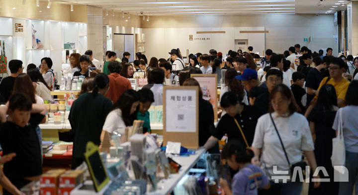 [서울=뉴시스] 이영환 기자 = 광복절인 15일 오후 서울 용산구 국립중앙박물관 내 공식 굿즈 매장 '뮷즈샵'이 관람객들로 붐비고 있다. 2025.08.15. 20hwan@newsis.com