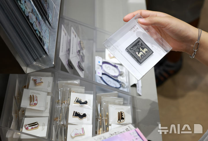 [서울=뉴시스] 이영환 기자 = 광복절인 15일 오후 서울 용산구 국립중앙박물관 내 공식 굿즈 매장 '뮷즈샵'에서 관람객이 제품을 살펴보고 있다. 2025.08.15. 20hwan@newsis.com