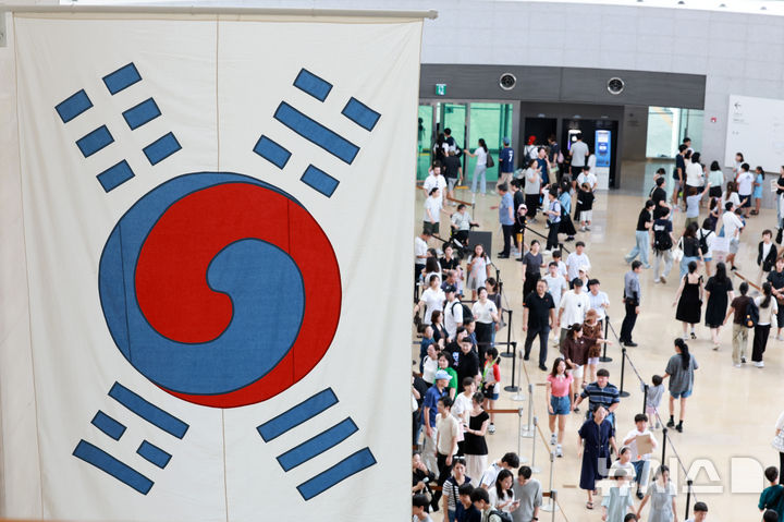 [서울=뉴시스] 이영환 기자 = 광복절인 15일 오후 서울 용산구 국립중앙박물관이 많은 관람객들로 붐비고 있다. 2025.08.15. 20hwan@newsis.com