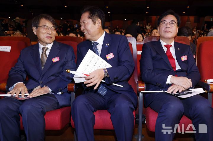 [서울=뉴시스] 최동준 기자 = 노태악(왼쪽) 중앙선거관리위원회 위원장과 정청래 더불어민주당 대표가 15일 서울 종로구 세종문화회관에서 열린 제80주년 광복절 경축식에서 대화하고 있다. 오른쪽은 송언석 국민의힘 비상대책위원장 겸 원내대표. 2025.08.15. photocdj@newsis.com