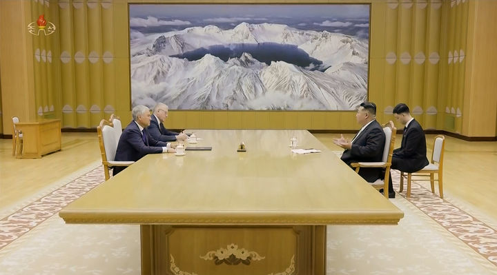 [서울=뉴시스] 북한 조선중앙TV는 김정은 북한 국무위원장이 지난 14일 평양을 방문한 뱌체슬라프 볼로딘 러시아 하원(국가두마) 의장을 접견했다고 15일 보도했다.&nbsp; 볼로딘 의장은 북한이 '조국해방의 날'이라고 부르는 광복 80주년을 맞아 북한 최고인민회의의 초청으로 대표단을 이끌고 방북했다. (출처=조선중앙TV 캡쳐) 2025.08.15. photo@newsis.com *재판매 및 DB 금지