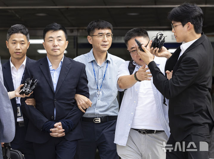 [서울=뉴시스] 김근수 기자 = 김건희 여사의 집사로 지목된 김예성씨가 15일 서울 서초구 서울중앙지법에 구속 전 피의자심문(영장실질심사)를 마치고 법원 청사를 나서고 있다. 2025.08.15. ks@newsis.com