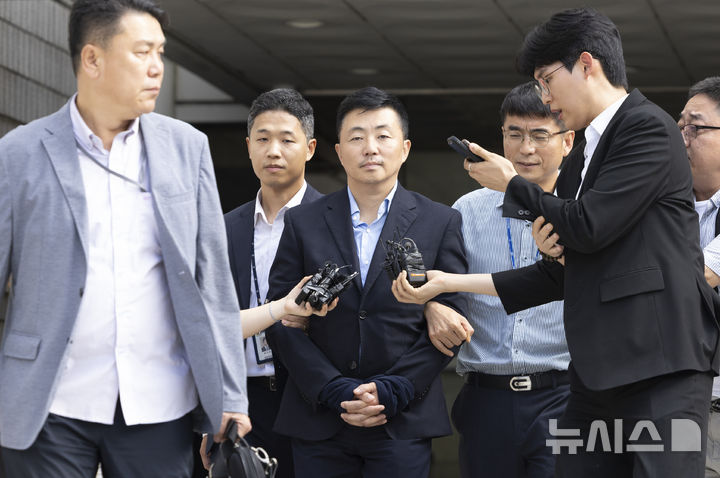 [서울=뉴시스] 김근수 기자 = 김건희 여사의 집사로 지목된 김예성씨가 15일 서울 서초구 서울중앙지법에 구속 전 피의자심문(영장실질심사)를 마치고 법원 청사를 나서고 있다. 2025.08.15. ks@newsis.com