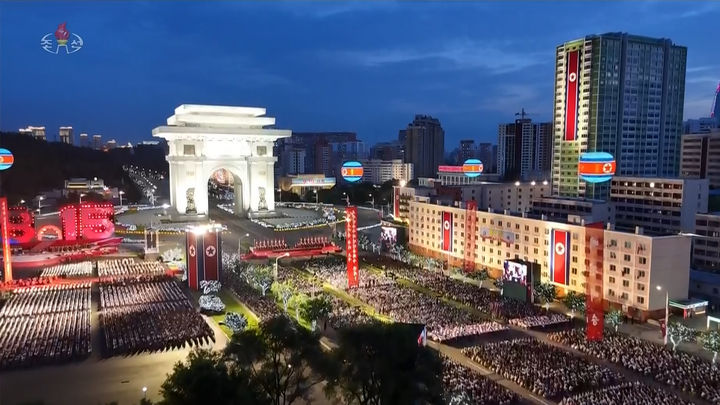 [서울=뉴시스] 평양에 서방 기업을 모방한 매장이 운영 중이며, 모바일 결제가 보편화됐다는 외국인 증언이 나왔다고 뉴욕타임스가 25일(현지 시간) 보도했다. 사진은 지난 14일 평양 개선문광장에서 열린 '조국해방 80돌 경축대회' 모습. (출처=조선중앙TV 갈무리) 2025.08.25. photo@newsis.com *재판매 및 DB 금지