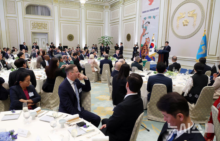 [서울=뉴시스] 최동준 기자 = 이재명 대통령이 15일 청와대 영빈관에서 열린 '대통령의 초대, 주한외교단 만찬'에서 인사말을 하고 있다. (대통령실통신사진기자단) 2025.08.15. photocdj@newsis.com