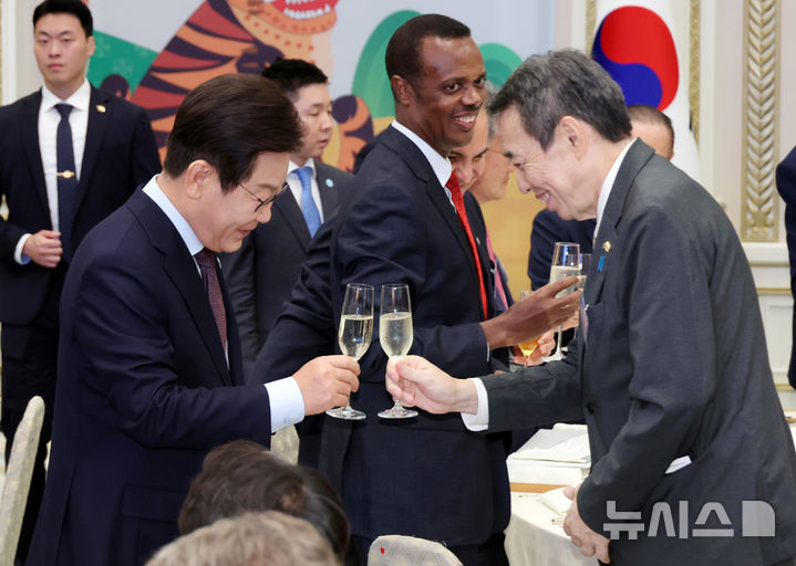 [서울=뉴시스] 최동준 기자 = 이재명 대통령이 15일 청와대 영빈관에서 열린 '대통령의 초대, 주한외교단 만찬'에서 미즈시마 고이치 주한일본대사와 건배를 하고 있다. (대통령실통신사진기자단) 2025.08.15. photocdj@newsis.com