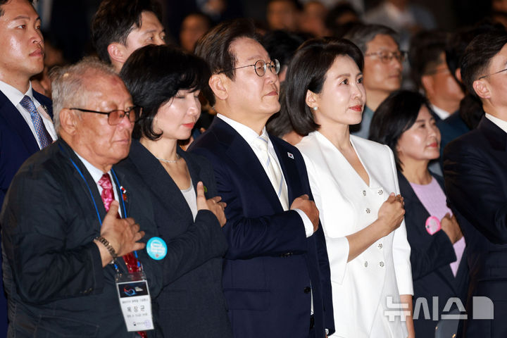 [서울=뉴시스] 고범준 기자 = 이재명 대통령과 김혜경 여사가 15일 서울 세종대로 광화문광장에서 열린 제21대 대통령 국민임명식 '광복 80년, 국민주권으로 미래를 세우다' 행사에서 국민의례를 하고 있다. 2025.08.15. bjko@newsis.com