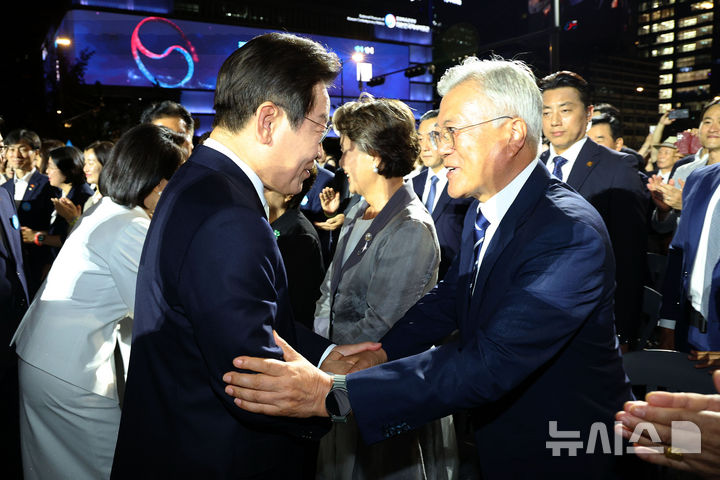 [서울=뉴시스] 고범준 기자 = 이재명 대통령이 15일 서울 세종대로 광화문광장에서 열린 제21대 대통령 국민임명식 '광복 80년, 국민주권으로 미래를 세우다' 행사에서 문재인 전 대통령과 인사하고 있다. 2025.08.15. bjko@newsis.com