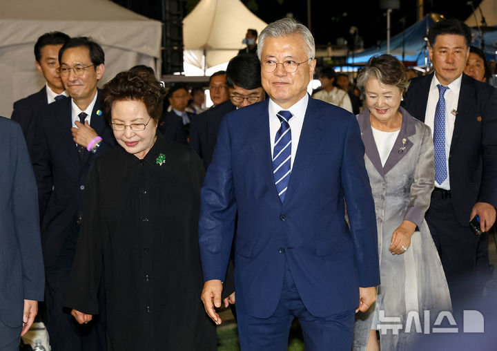 [서울=뉴시스] 고범준 기자 = 문재인 전 대통령과 김정숙 여사, 권양숙 여사가 지난 15일 서울 세종대로 광화문광장에서 열린 제21대 대통령 국민임명식 '광복 80년, 국민주권으로 미래를 세우다' 행사에 입장하고 있다. 2025.08.15. bjko@newsis.com