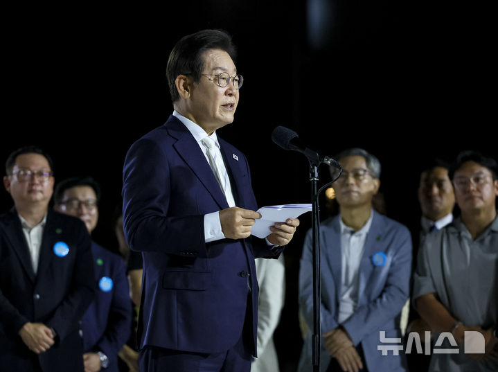 [서울=뉴시스] 고범준 기자 = 이재명 대통령이 15일 서울 세종대로 광화문광장에서 열린 제21대 대통령 국민임명식 '광복 80년, 국민주권으로 미래를 세우다' 행사에서 감사 인사말을 하고 있다. 2025.08.15. bjko@newsis.com