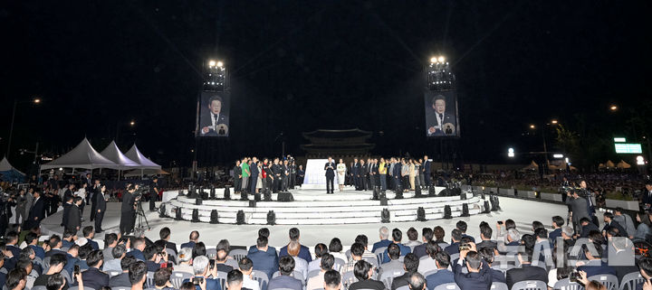 [서울=뉴시스] 고범준 기자 = 이재명 대통령이 15일 서울 세종대로 광화문광장에서 열린 제21대 대통령 국민임명식 '광복 80년, 국민주권으로 미래를 세우다' 행사에서 감사 인사말을 하고 있다. 2025.08.15. bjko@newsis.com