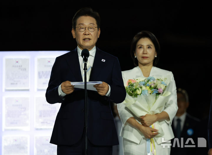 [서울=뉴시스] 고범준 기자 = 이재명 대통령이 15일 서울 세종대로 광화문광장에서 열린 제21대 대통령 국민임명식 '광복 80년, 국민주권으로 미래를 세우다' 행사에서 감사 인사말을 하고 있다. 2025.08.15. bjko@newsis.com