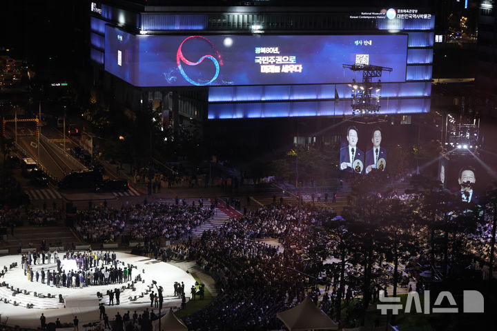 [서울=뉴시스] 김명원 기자 = 이재명 대통령이 15일 오후 서울 종로구 광화문 광장에서 열린 '광복 80년, 국민 주권으로 미래를 세우다' 제21대 대통령 국민 임명식에서 국민임명장을 받은 후 감사인사를 하고 있다. 2025.08.15. kmx1105@newsis.com
