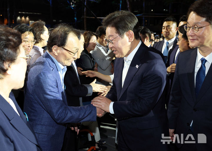 [서울=뉴시스] 고범준 기자 = 이재명 대통령이 지난 8월15일 서울 세종대로 광화문광장에서 열린 제21대 대통령 국민임명식 '광복 80년, 국민주권으로 미래를 세우다' 행사에서 이해찬 전 대표와 인사하고 있다. 2025.08.15. bjko@newsis.com