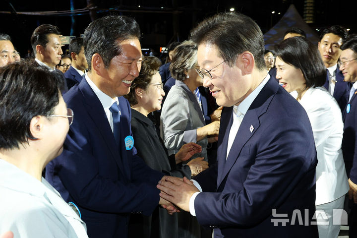 [서울=뉴시스] 고범준 기자 = 이재명 대통령이 15일 서울 세종대로 광화문광장에서 열린 제21대 대통령 국민임명식 '광복 80년, 국민주권으로 미래를 세우다' 행사에서 정청래 더불어민주당 대표와 인사하고 있다. 2025.08.15. bjko@newsis.com