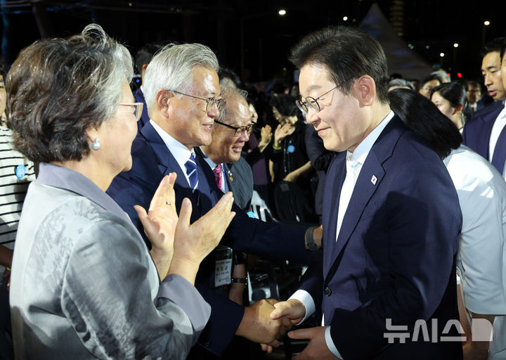 [서울=뉴시스] 고범준 기자 = 이재명 대통령이 15일 서울 세종대로 광화문광장에서 열린 제21대 대통령 국민임명식 '광복 80년, 국민주권으로 미래를 세우다' 행사를 마치고 문재인 전 대통령과 악수하고 있다. 2025.08.15. bjko@newsis.com