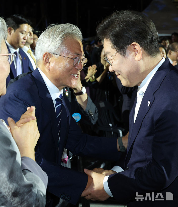[서울=뉴시스] 고범준 기자 = 이재명 대통령이 문재인 전 대통령과 오찬을 가질 것으로 알려진 가운데 서정욱 변호사는 "이 대통령의 당무 개입"이라고 봤다. 2025.08.15. bjko@newsis.com