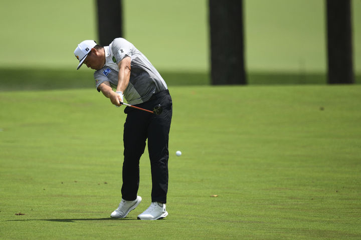 [오윙스밀스=AP/뉴시스] 임성재가 15일(현지 시간) 미 메릴랜드주 오윙스밀스 케이브스 밸리 GC에서 열린 미국프로골프(PGA) 투어 플레이오프(PO) 2차전 BMW 챔피언십 2라운드 16번 홀 페어웨이에서 샷하고 있다. 임성재는 중간 합계 6오버파 146타 공동 41위를 기록했다. 2025.08.16.