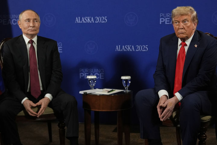 [앨먼도프리처드슨합동기지=AP/뉴시스]도널드 트럼프 미국 대통령과 블라디미르 푸틴 러시아 대통령이 15일(현지 시간) 미 알래스카주 앨먼도프-리처드슨 합동군사기지에서 만나 참모들을 대동하고 정상회담에 들어가고 있다. 2025.08.16.