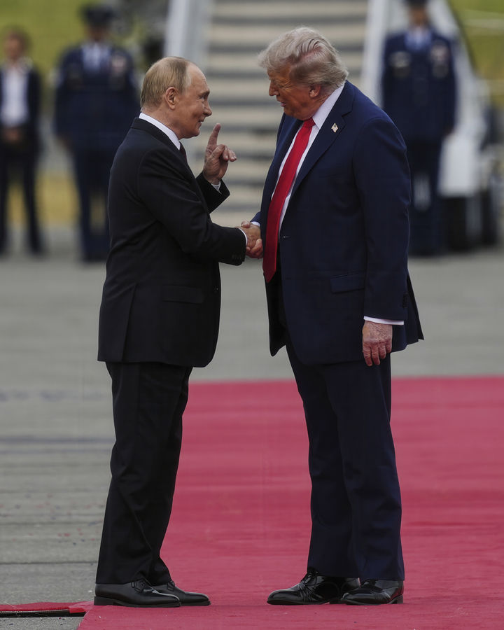 [앨먼도프-리차드슨합동기지=AP/뉴시스]도널드 트럼프 미 대통령(오른쪽)이 지난 8월 15일(현지 시간) 미 알래스카의 엘멘도프-리차드슨 합동기지에서 블라디미르 푸틴 러시아 대통령을 맞아 악수하고 있다. (사진=뉴시스DB)