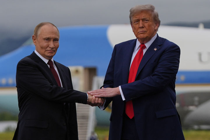 [앵커리지=AP/뉴시스] 도널드 트럼프(오른쪽) 미국 대통령과 블라디미르 푸틴 러시아 대통령이 15일(현지 시간) 미 알래스카주 앵커리지의 앨먼도프-리처드슨 합동군사기지에서 만나 악수하고 있다. 2025.08.16.