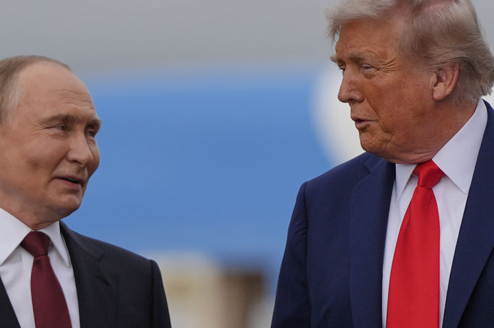 [앵커리지=AP/뉴시스] 도널드 트럼프(오른쪽) 미국 대통령과 블라디미르 푸틴 러시아 대통령이 지난 8월 15일(현지 시간) 미 알래스카주 앵커리지의 앨먼도프-리처드슨 합동군사기지에서 만나 대화하고 있다. (사진=뉴시스DB)