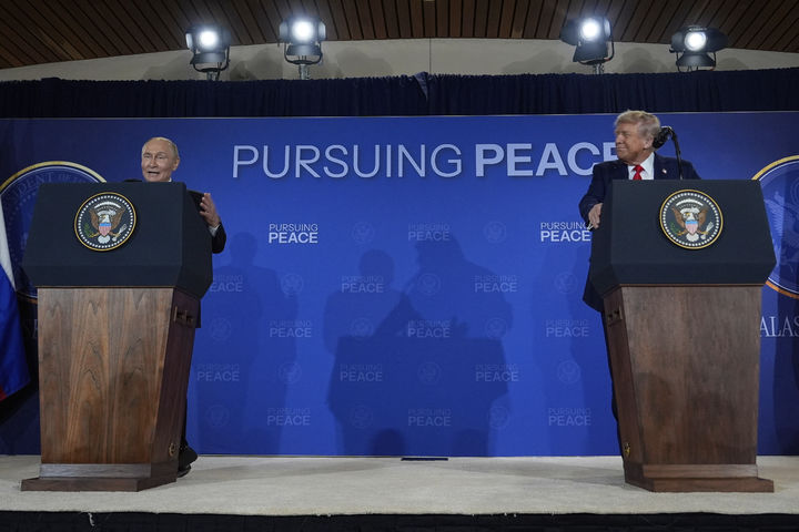 [앵커리지=AP/뉴시스]도널드 트럼프 미국 대통령이 15일(현지 시간) 알래스카주 앵커리지의 앨먼도프-리처드슨 합동군사기지에서 블라디미르 푸틴 러시아 대통령과 우크라이나 종전 방안을 논의한 뒤 공동 기자회견에서 발언을 듣고 있다. 2025.08.16.