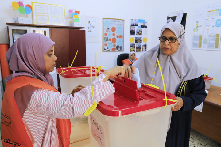 [트리폴리( 리비아)=AP/뉴시스]리비아 수도 트리폴리의 한 투표소에서 시장선거에 참여한 여성유권자가 8월 16일 투표함에 투표지를 넣고 있다. 2025.08.17. 
