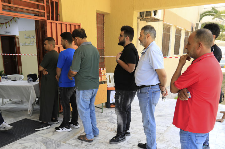 [트리폴리( 리비아)=&nbsp; AP/뉴시스] 리비아 수도 트리폴리에서 8월 16일 시장선거에 참가한 유권자들이 투표소 앞에서 차례를 기다리고 있다.&nbsp; 2025. 08.17. 