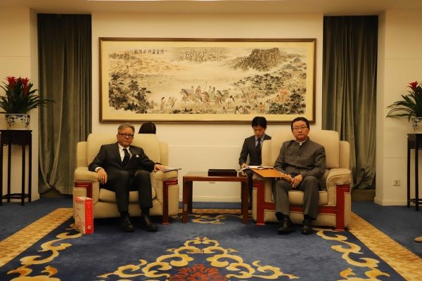 [서울=뉴시스] 제2차 세계대전 종전 80주년을 맞아 일본의 일부 각료 및 정치인들이 A급 전범이 합사된 도쿄 야스쿠니신사를 참배한 데 대해 중국 정부가 즉각 반발하고 나섰다. 사진은 류진쑹 아주사장(국장급·오른쪽)은 이날 요코치 아키라 주중 일본대사관 수석공사를 ‘약견(約見)’하고 일본 정치인의 야스쿠니 신사 참배에 대해 엄정한 입장을 전달하는 모습. <사진출처: 중국 외교부> 2025.08.16