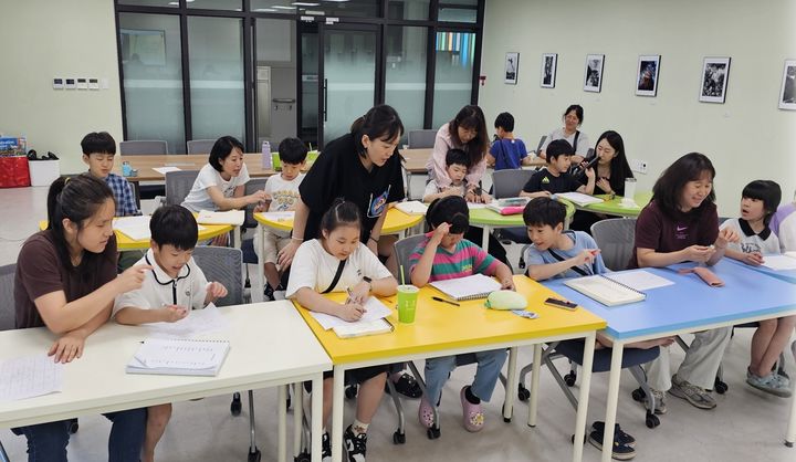 [안동=뉴시스] 예천단샘마을학교 영어동아리 수업. (사진=경북교육청 제공) 2025.08.16. photo@newsis.com *재판매 및 DB 금지