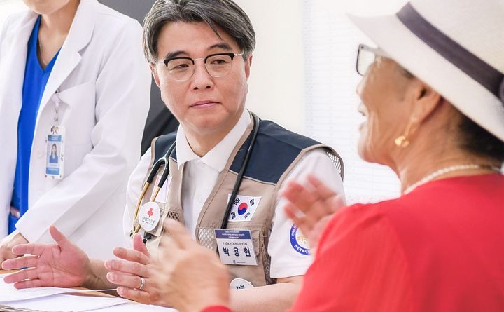 [전주=뉴시스] 진료중인 박용현 의료봉사단장. (사진=전북특별자치도자원봉사센터 제공) 2025.08.16. photo@newsis.com *재판매 및 DB 금지