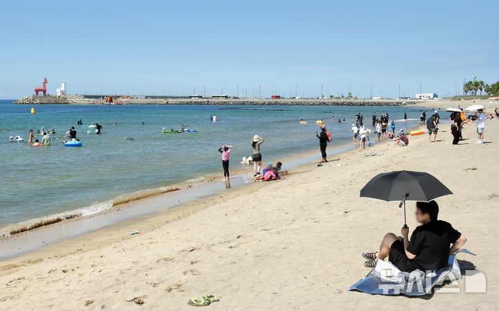 [제주=뉴시스] 오영재 기자 = 폭염경보가 발효 중인 16일 오후 제주 이호테우해수욕장에서 더위를 식히러 온 피서객들이 물놀이를 하고 있다. 2025.08.16. oyj4343@newsis.com 