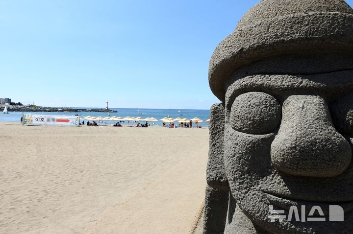 [제주=뉴시스] 제주 이호테우해수욕장에 피서객들의 발길이 이어지고 있다. (사진=뉴시스DB) photo@newsis.com