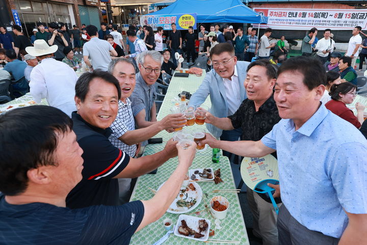 [예천=뉴시스] 경북 예천군 예천읍 상설시장에서 15일 오후 열린 '맥주 페스티벌'에서 김학동 예천군수가 건배를 하고 있다. (사진=예천군 제공) 2025.08.16. photo@newsis.com *재판매 및 DB 금지