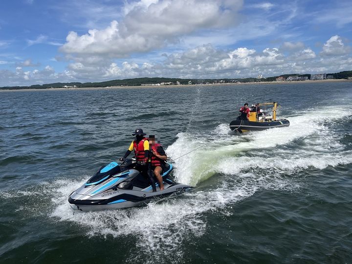 [태안=뉴시스] 16일 오후 1시49분께 충남 태안군 남면 청포대해수욕장 주변 해상에서 좌초된 레저보트를 해수욕장 안전관리요원이 수상오토바이를 이용해 암초에서 꺼낸 뒤 예인하고 있다. (사진=태안해양경찰서 제공) 2025.08.16. photo@newsis.com *재판매 및 DB 금지